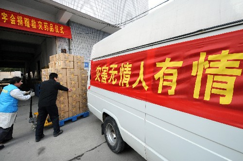 2月3日,工作人員將藥品裝車(chē),準(zhǔn)備發(fā)往災(zāi)區(qū)。 新華社記者 孫參 攝
