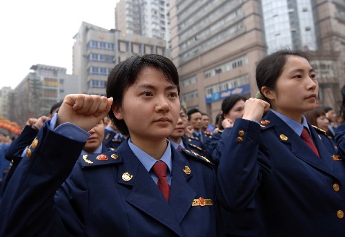 3月15日,重慶市工商局北碚區(qū)分局的工商執(zhí)法人員就共同維護消費安全進行宣誓。 新華社記者 劉潺 攝