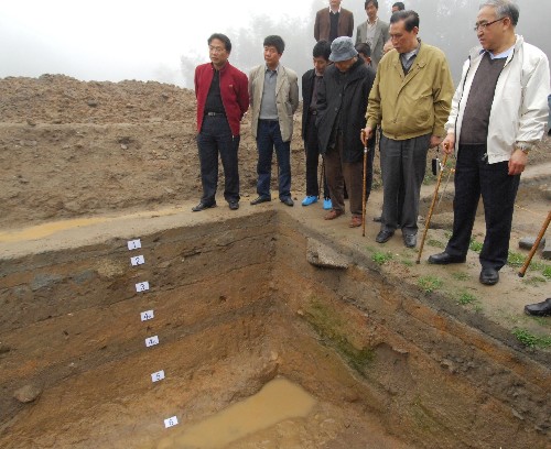 3月18日,專家們?cè)诟甙彩腥A林東溪村觀看造紙作坊遺址一處6個(gè)不同時(shí)期的文化堆積層。 新華社發(fā)(周科 攝)