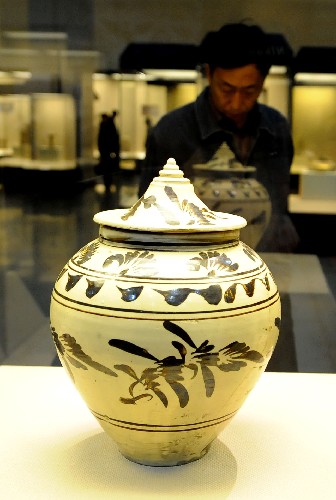 3月31日,參觀者在內(nèi)蒙古博物院觀賞元代的“白釉鐵銹花蓋罐”。 新華社記者 任軍川 攝