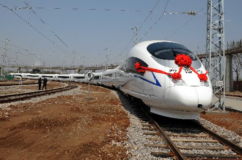 4月11日,時(shí)速350公里“和諧號(hào)”動(dòng)車組從唐山軌道客車有限責(zé)任公司開出。 新華社記者 楊世堯 攝