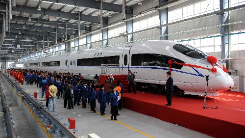 4月11日,中國國產(chǎn)時(shí)速350公里CRH3“和諧號(hào)”動(dòng)車組在中國北車集團(tuán)唐山軌道客車有限責(zé)任公司下線,標(biāo)志著中國鐵路技術(shù)裝備現(xiàn)代化取得又一重大成果。 新華社記者 楊世堯 攝