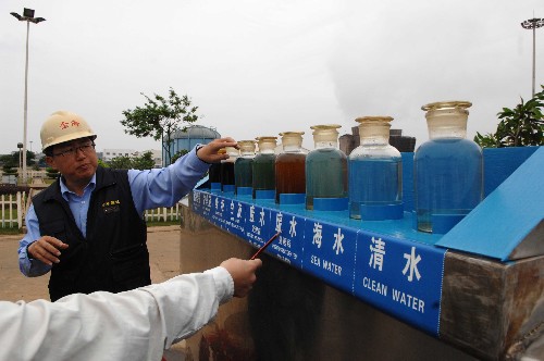 海南金海漿紙廠的技術(shù)人員在介紹污水處理情況(3月23日攝)。 新華社記者 姜恩宇 攝