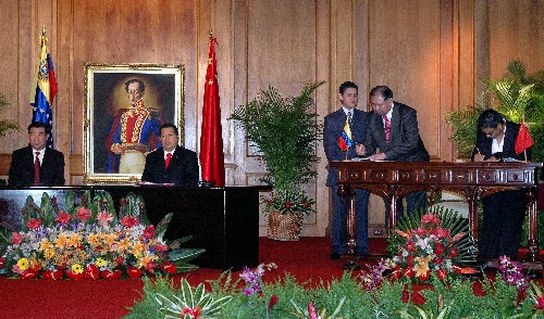 5月9日,在委內(nèi)瑞拉首都加拉加斯,中國國務(wù)院副總理回良玉(左一)與委內(nèi)瑞拉總統(tǒng)查韋斯(左二)一同出席中委雙邊文件的簽字儀式。應(yīng)委內(nèi)瑞拉政府邀請,回良玉于5月8日抵達(dá)加拉加斯,開始對委內(nèi)瑞拉進(jìn)行正式訪問。 新華社記者趙暉攝