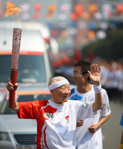 5月11日,火炬手、福建省排球協(xié)會名譽(yù)副主席、現(xiàn)年94歲高齡的歐椿堃在進(jìn)行傳遞。 新華社記者 邢廣利 攝