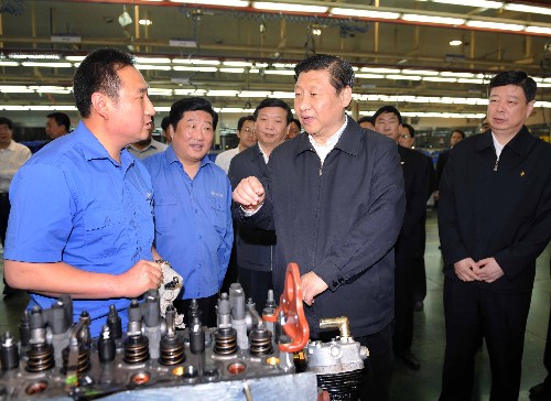 這是5月9日,習(xí)近平在濰柴動(dòng)力股份有限公司總裝車間與工人交談。 新華社記者 馬占成 攝
