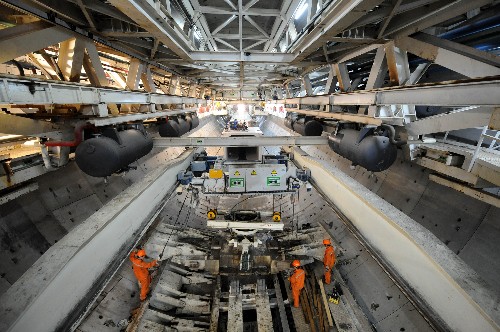 這是緊張建設中的南京長江隧道(5月11日攝)。日前,南京長江隧道掘進長度達到500米,標志著隧道工程施工取得重要進展。南京長江隧道工程于2005年開工,估算總投資30億元。工程通道總長近6公里,以長江江心洲為中間點,按6車道城市快速通道規(guī)模建設。南京長江隧道工程自開工建設以來進展順利,預計2009年建成通車。 新華社記者 孫參 攝