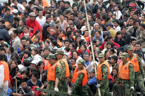 5月15日,解放軍官兵在岷江汶川縣映秀鎮(zhèn)至都江堰段使用大型水上運(yùn)輸裝備轉(zhuǎn)運(yùn)大批災(zāi)民。 新華社記者 查春明 攝