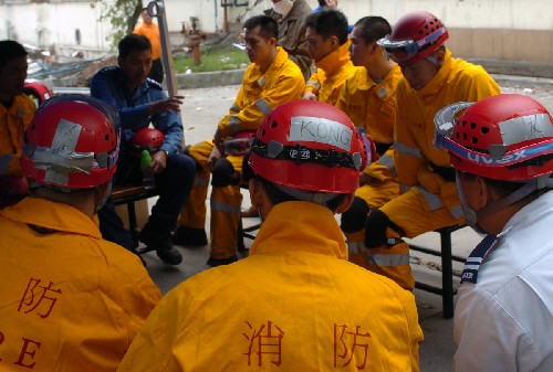 5月15日,香港特區(qū)搜救隊(duì)正在制定搜救計(jì)劃。 當(dāng)日上午,由20名消防及醫(yī)護(hù)人員組成的香港特區(qū)搜救隊(duì)抵達(dá)四川省綿竹市災(zāi)區(qū)。他們攜帶了包括生命探測器及混凝土切割工具等重達(dá)4噸的裝備,立即展開搜救工作。 新華社記者 葉建平攝