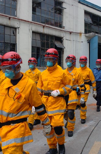 5月15日,香港特區(qū)搜救隊(duì)正奔赴搜救地。 新華社記者 葉建平 攝