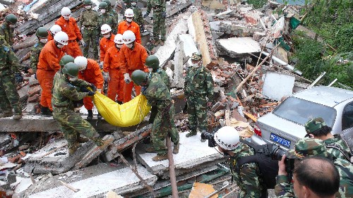 5月15日,河南省消防總隊(duì)官兵在四川省什邡市紅白鎮(zhèn)一倒塌建筑物的廢墟上進(jìn)行艱難搜救。 新華社發(fā)(張曉理 攝)