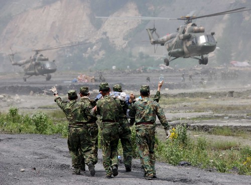 5月16日,解放軍某部派出多批直升機(jī)來到地震重災(zāi)區(qū)汶川縣映秀鎮(zhèn),及時(shí)搶運(yùn)傷員。 新華社記者 查春明 攝