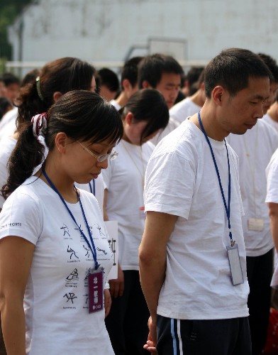 5月19日,北川中學(xué)高三學(xué)生和老師在復(fù)課前為在大地震中遇難的師生默哀。 當(dāng)日9時(shí)30分,在汶川大地震中受災(zāi)嚴(yán)重的北川中學(xué)高三學(xué)生在位于四川綿陽市的長虹培訓(xùn)中心舉行復(fù)課儀式。 5月12日下午,汶川大地震發(fā)生后,北川中學(xué)主教學(xué)樓塌陷,上千名師生遇難,所幸高三年級(jí)學(xué)生508人獲救,并被轉(zhuǎn)移到綿陽。據(jù)悉,復(fù)課師生使用的教具和教材已齊備,教室臨時(shí)設(shè)在長虹集團(tuán)培訓(xùn)中心。 新華社記者劉書云攝