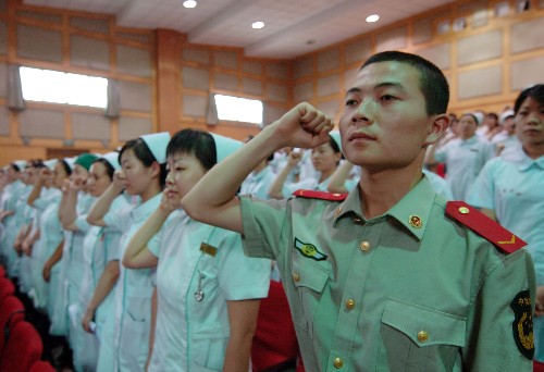 5月23日,一名在武警重慶總隊(duì)醫(yī)院學(xué)習(xí)的武警部隊(duì)衛(wèi)生員和這個(gè)醫(yī)院的醫(yī)護(hù)人員一起參加“結(jié)對(duì)幫困”宣誓。 新華社記者 劉潺 攝