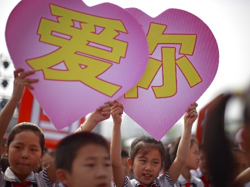 6月1日,四川廣元市外國(guó)語(yǔ)學(xué)校舉行“戰(zhàn)勝災(zāi)難 堅(jiān)強(qiáng)成長(zhǎng)”主題活動(dòng),慶祝“六一”國(guó)際兒童節(jié)。 新華社記者才揚(yáng)攝