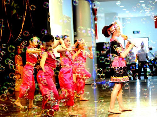 6月1日,少年兒童正在表演節(jié)目。當(dāng)日,在重慶市第三次“少代會(huì)”上,小朋友們表演了豐富多彩的活動(dòng),慶祝“六一”國(guó)際兒童節(jié)。 新華社記者周衡義攝