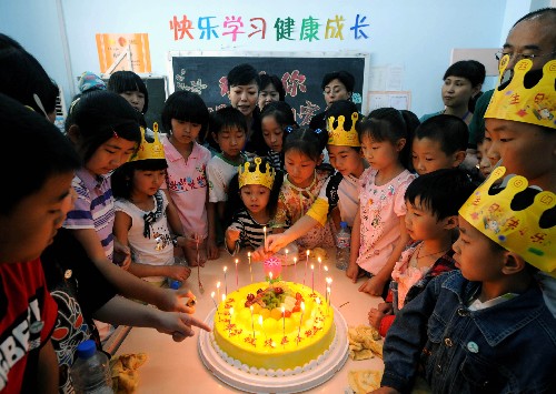 6月1日,在太原市少年宮,災(zāi)區(qū)兒童圍在一起吃蛋糕。 當(dāng)日,在山西太原市重新上學(xué)的46名汶川大地震災(zāi)區(qū)孩子來到太原市少年宮,和當(dāng)?shù)睾⒆觽円黄饸g度“六一”國(guó)際兒童節(jié)。 新華社記者燕雁攝
