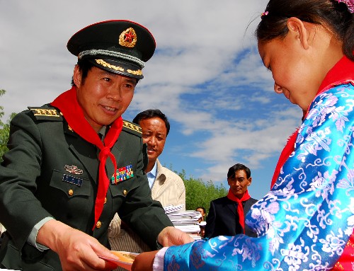 6月1日,山南軍分區(qū)一位軍官向貧困學(xué)生頒發(fā)獎(jiǎng)狀。 當(dāng)日,西藏山南軍分區(qū)官兵來到乃東縣頗章鄉(xiāng)“魚水小學(xué)”,看望慰問在這里就讀的貧困生,并給他們送去了慰問金、學(xué)習(xí)用品和文體器材。 新華社發(fā)(楊超攝)