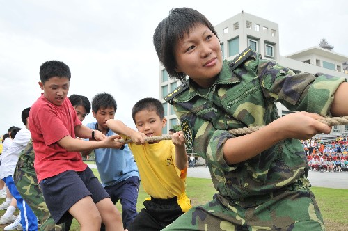 6月1日,幾名澳門兒童在氹仔軍營與解放軍駐澳部隊官兵一起拔河。 當日,來自澳門31所小學的近千名學生走進中國人民解放軍駐澳部隊氹仔軍營參觀。 新華社記者何自力攝