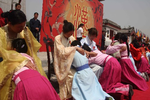 6月1日,身著漢服的兒童在父母懷中享受擁抱。 當日,2008年中國永城芒碭山漢禮體驗活動暨青少年成童典禮儀式在河南永城芒碭山漢博苑廣場舉行。這次活動以“告別童年,感恩立志,祈福奧運,爭做華夏文明少年”為主題,吸引江蘇、山東、安徽、河南四省的約200名青少年參加。 新華社記者張燕輝攝
