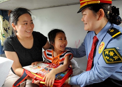 6月1日,四川省綿竹市九龍鎮(zhèn)中心小學一年級學生李欣洋在專列上收到南昌鐵路局乘務員送的書包。 當日,280名四川地震災區(qū)的傷病員乘專列前往福建康復治療。專列上9名受傷兒童收到乘務員叔叔阿姨送來的“福娃”、文具等節(jié)日禮物。 新華社記者張國俊攝