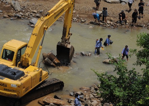 6月1日,望謨縣公路部門在為災(zāi)區(qū)群眾搭建臨時(shí)渡橋點(diǎn)。 受強(qiáng)降雨影響,貴州省南部、西南部十余個(gè)縣市遭受特大洪水與泥石流襲擊,道路橋梁等交通設(shè)施損失慘重。為盡快打通救災(zāi)通道,加快各地災(zāi)后重建步伐,貴州省動(dòng)用全省力量全力搶修通往災(zāi)區(qū)的主干交通線路。截至6月1日中午,受災(zāi)最重的望謨縣已有近半的水毀路段得到初步修復(fù)。 新華社記者楊俊江攝