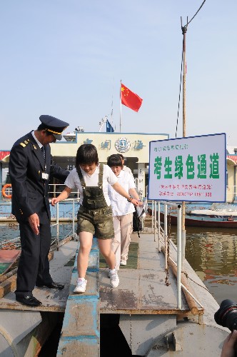 6月7日,高考考生乘坐快艇到達(dá)后準(zhǔn)備登岸。 當(dāng)日是2008年高考的第一天,為保證家住哈爾濱市松北區(qū)的考生快速到達(dá)松花江南岸各考點(diǎn),哈爾濱海事局從松花江哈爾濱段的6個(gè)碼頭派出6艘海事巡邏快艇,在高考期間免費(fèi)接送考生過(guò)江。 新華社發(fā)(張清云 攝)