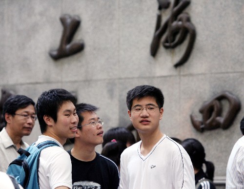 6月7日,在上海市第五十四中學(xué)考點(diǎn),考生在等待進(jìn)入考場(chǎng)。當(dāng)日,全國(guó)高考開(kāi)始。據(jù)悉,上海市共有97830余名考生在全市134個(gè)考點(diǎn)的4000多個(gè)考場(chǎng)參加考試。 新華社記者劉穎攝