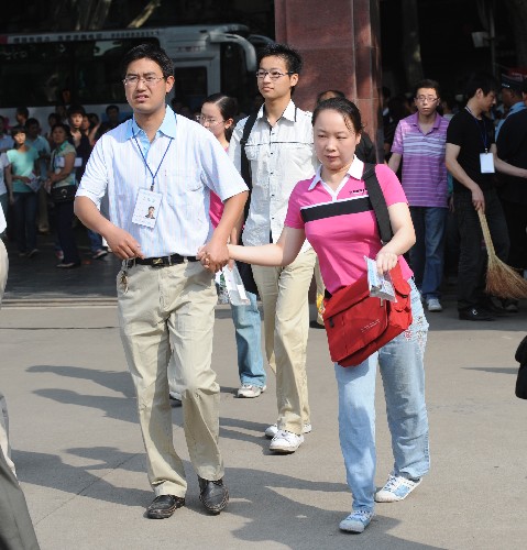 6月7日上午,一名工作人員在鄭州市第十一中學(xué)手牽著一名殘疾學(xué)生進(jìn)入考場(chǎng)。當(dāng)日,全國(guó)高考開(kāi)始。 新華社記者 趙鵬 攝