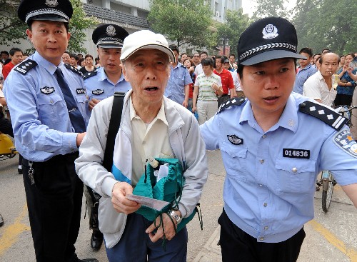 6月7日,執(zhí)勤警察護(hù)送汪俠老人進(jìn)入考場。 當(dāng)日,79歲的南京老人汪俠在南京市第二十七中學(xué)考點(diǎn)參加第4次高考。此前,他已分別于2001年、2002年、2007年參加過3次高考,因成績不理想未能被高校錄取。而在2002年,汪俠曾被南京醫(yī)科大學(xué)破格錄取為旁聽生,在該校學(xué)習(xí)了4年,但老人一直希望能正式考入高校,拿到文憑,以證明自己的能力,更好地開展義務(wù)醫(yī)療服務(wù)。 新華社記者孫參攝