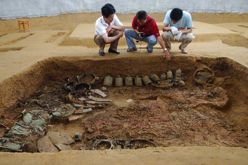 6月15日,考古人員正在對雙墩春秋古墓進行發(fā)掘。 安徽省文物部門首次對外宣布了蚌埠雙墩1號墓的初步考古發(fā)現。從墓葬的規(guī)模葬制看,該墓為春秋時代諸侯王級墓葬。在該墓中首次發(fā)現了五色顆粒混合土、白土墊層、填土構成的放射線遺跡和土偶遺跡,其圓形墓坑結構、墓底埋葬布局等在全國也屬罕見。目前,安徽省文物部門正在進一步發(fā)掘,以確定墓主身份并進行其他相關研究。 蚌埠雙墩1號墓位于安徽省蚌埠市雙墩村。從2006年12月起,安徽省文物部門開始對其進行搶救性發(fā)掘。 新華社記者 李健 攝