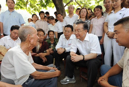 這是6月20日,溫家寶在陜西省略陽縣權(quán)力村走馬灣組與86歲的張風(fēng)均老人交談。 新華社記者黃敬文攝