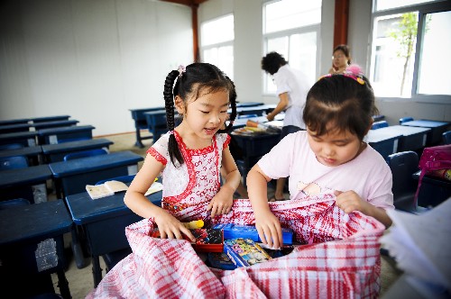 6月22日,都江堰市太平街小學(xué)二年級1班的林佩璇(左)在幫同學(xué)楊蘇琪尋找地震中遺失的文具盒。該學(xué)校的老師將同學(xué)們遺失的文具盒收集起來,帶到新的教學(xué)點(diǎn)。 當(dāng)日,四川都江堰市的中小學(xué)生開始到教學(xué)點(diǎn)報(bào)到。6月23日,都江堰市約7萬名學(xué)生將在45個(gè)教學(xué)點(diǎn)全面復(fù)課。 新華社記者 劉杰 攝