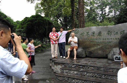 6月30日,幾位游客在四川都江堰景區(qū)留影。 因四川汶川地震暫時關(guān)閉的世界文化遺產(chǎn)“都江堰景區(qū)”,從6月14日起推出3個月內(nèi)免費(fèi)的“關(guān)愛世界遺產(chǎn)、感恩全社會”震后特種旅游。目前每天接待游客達(dá)1萬余人次,其中外省游客約4000人次,游客流量已基本恢復(fù)到震前水平。 新華社記者 章磊 攝