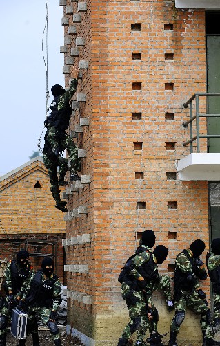 7月22日,丹東邊防官兵運(yùn)用樓房攀登技術(shù)占領(lǐng)制高點(diǎn)。當(dāng)日,丹東邊防支隊(duì)舉行反恐實(shí)戰(zhàn)演習(xí)。邊防官兵進(jìn)行了擒敵、處置群體性治安事件等項(xiàng)目的演習(xí),提高了部隊(duì)快速反應(yīng)、處置突發(fā)事件的能力。 新華社記者 任勇 攝