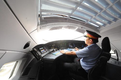 7月22日,試運行的CRH3型動車組列車駕駛員在做發(fā)車準(zhǔn)備。為確保京津城際軌道交通和天津新客站8月1日通車運營,天津新客站售票、進(jìn)出檢票、安檢等系統(tǒng)7月22日進(jìn)入模擬運營狀態(tài)。同時,京津城際列車已進(jìn)入試運行的最后階段。即將正式運營的京津城際鐵路連接北京、天津兩個直轄市,全長120公里。 新華社記者劉海峰攝