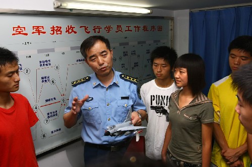 7月23日,空軍招飛代表為學(xué)生介紹飛機常識。當(dāng)日,空軍專門在成都為延考區(qū)考生舉行了一場特殊的錄取會,當(dāng)場為18名合格考生填寫、發(fā)放錄取通知書。至此,空軍2008年度飛行學(xué)員招錄全部結(jié)束,全國1000余名應(yīng)屆高中畢業(yè)生、150余名高等學(xué)校學(xué)生成為空軍飛行學(xué)員。 新華社發(fā)(譚超攝)