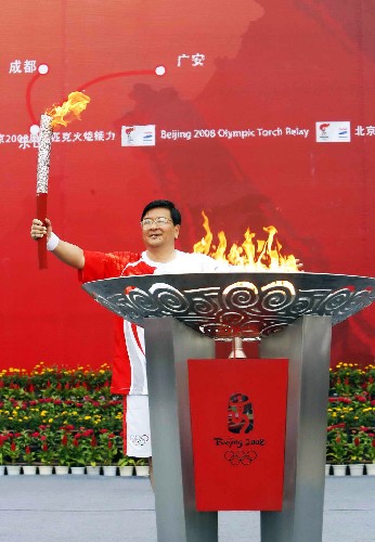 8月3日,最后一棒火炬手、廣安市市委書記王建軍點(diǎn)燃圣火盆后展示火炬。當(dāng)日,北京奧運(yùn)圣火在四川省廣安市傳遞。 新華社記者魯金博攝