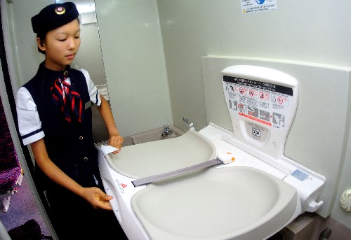 這是“和諧長(zhǎng)城號(hào)”列車殘疾人和嬰兒使用的衛(wèi)生間(8月12日攝)。 北京首條市郊鐵路S2線于8月6日建成通車。新開通的S2線全線長(zhǎng)82公里,設(shè)計(jì)時(shí)速為每小時(shí)160公里。北京北站為起點(diǎn),中途??壳迦A園、清河、沙河、昌平、八達(dá)嶺,終點(diǎn)為延慶站。S2線開通后,從北京北到延慶只需要80分鐘,比原先的2小時(shí)38分鐘的行程節(jié)省了一半時(shí)間。記者看到,在S2線開行的“和諧長(zhǎng)城號(hào)”內(nèi)燃動(dòng)車組每輛列車共7節(jié)車廂,座位分為一等、二等兩個(gè)檔次。每節(jié)車廂設(shè)有可安放輪椅的殘疾人服務(wù)區(qū)等設(shè)施,還設(shè)有嬰兒服務(wù)臺(tái)方便為嬰兒換尿布。列車還有一節(jié)餐吧車,可供旅客就餐和飲茶聊天。 新華社記者 李文攝
