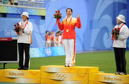 8月14日,在北京奧運(yùn)會射箭女子個人決賽中,中國選手張娟娟(中)獲該項(xiàng)目金牌,韓國選手樸成賢(左)、尹玉姬分獲銀牌和銅牌。 新華社記者 張領(lǐng) 攝