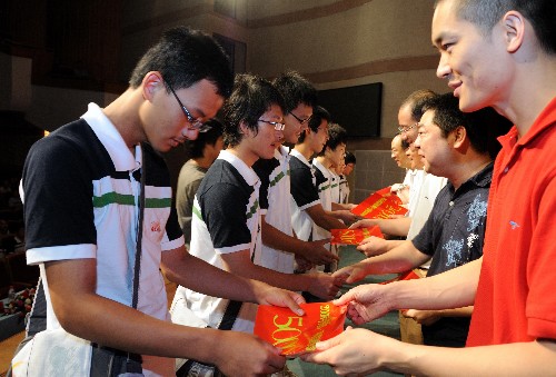 8月24日,幾名貧困大學(xué)新生在助學(xué)金發(fā)放儀式上領(lǐng)取助學(xué)金。當(dāng)日,2008海都·利群陽光助學(xué)行動(dòng)勵(lì)志報(bào)告會(huì)暨助學(xué)金發(fā)放儀式在福州舉行,154名福建籍家庭貧困、成績優(yōu)秀的大學(xué)新生每人領(lǐng)取了5000元助學(xué)金,使得他們不因貧困而輟學(xué)。 新華社記者 姜克紅攝