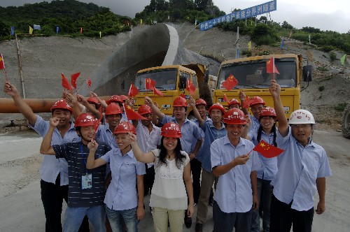 8月24日,中鐵二十五局的工人們?cè)诤D蠔|環(huán)鐵路最長(zhǎng)隧道――分界洲隧道的施工工地上慶祝中國(guó)奧運(yùn)金牌第一。在北京奧運(yùn)會(huì)上,中國(guó)獲得金牌第一,在海南重點(diǎn)隧道工程工作的工人們堅(jiān)守施工崗位,以自己獨(dú)特方式喜慶中國(guó)奧運(yùn)金牌第一。 新華社記者 趙穎全攝