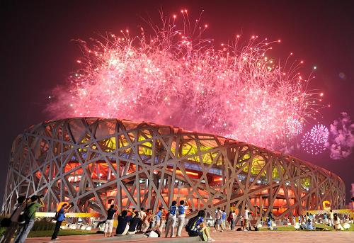 8月24日,第29屆夏季奧運會閉幕式在國家體育場——“鳥巢”舉行。這是閉幕式上燃放的焰火。 新華社記者李勇攝