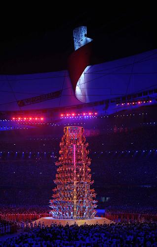 8月24日,2008年北京奧運(yùn)會(huì)在國(guó)家體育場(chǎng)——“鳥(niǎo)巢”隆重閉幕。這是奧運(yùn)圣火熄滅。 新華社記者楊磊攝