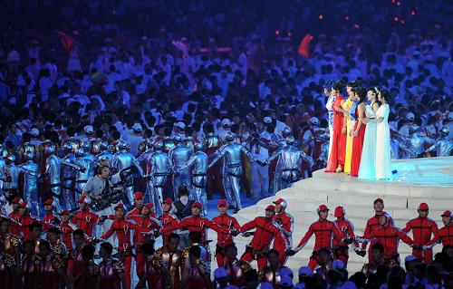 8月24日晚,第29屆夏季奧林匹克運(yùn)動(dòng)會(huì)閉幕式在北京國(guó)家體育場(chǎng)——“鳥(niǎo)巢”舉行。這是閉幕式上的表演。 新華社記者楊磊攝