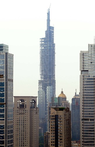 這是正在建設(shè)中的南京紫峰大廈(8月27日攝)。江蘇第一高樓——南京綠地廣場(chǎng)紫峰大廈381米的主體結(jié)構(gòu)最近已順利封頂,樓頂69米高的燈塔將于下月完工。紫峰大廈位于南京市中心鼓樓地段,整體設(shè)計(jì)高度達(dá)450米,總樓層89層,其高度在全世界已建成和在建的摩天大樓中位居第七。紫峰大廈2009年底建成后將成為南京城市新地標(biāo)建筑。 新華社記者孫參攝