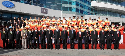 8月30日,奧運(yùn)金牌運(yùn)動(dòng)員代表團(tuán)成員等在升旗禮上。 當(dāng)日,北京奧運(yùn)會(huì)內(nèi)地金牌運(yùn)動(dòng)員代表團(tuán)成員在香港金紫荊廣場(chǎng)和香港市民一起參加升旗儀式。 新華社記者黃本強(qiáng)攝