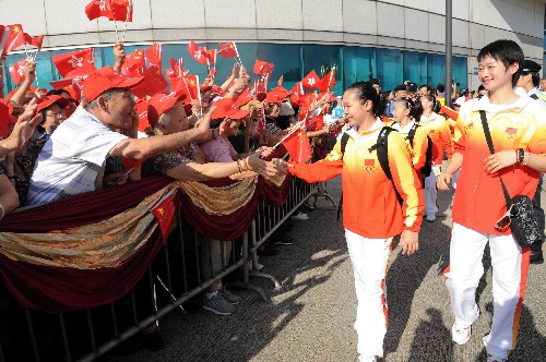 8月30日,奧運(yùn)金牌運(yùn)動(dòng)員代表團(tuán)成員程菲(前右二)與香港市民握手。 當(dāng)日,北京奧運(yùn)會(huì)內(nèi)地金牌運(yùn)動(dòng)員代表團(tuán)成員在香港金紫荊廣場(chǎng)和香港市民一起參加升旗儀式。 新華社記者黃本強(qiáng)攝
