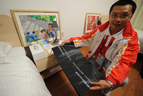 8月30日,運動員在殘奧村宿舍內(nèi)展示“床頭垃圾袋”。當(dāng)日,北京殘奧村正式開村。 新華社記者李文攝