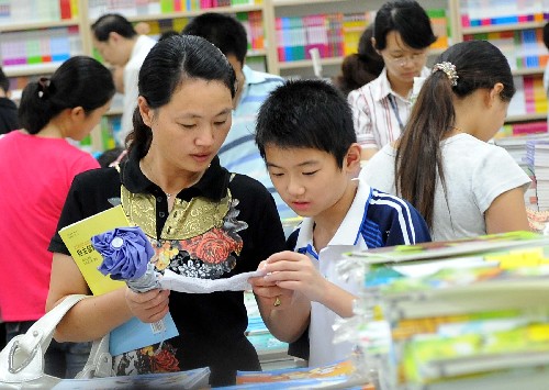 8月30日,學(xué)生和家長(zhǎng)在南京新街口新華書店對(duì)照教輔用書目錄選書。當(dāng)日,南京中小學(xué)生新學(xué)期開學(xué)報(bào)到。一放學(xué),數(shù)萬(wàn)學(xué)生和家長(zhǎng)便爭(zhēng)相來到市內(nèi)各書店搶購(gòu)新學(xué)期教輔書,大小書店的學(xué)生用書區(qū)顧客爆滿。 新華社記者孫參攝